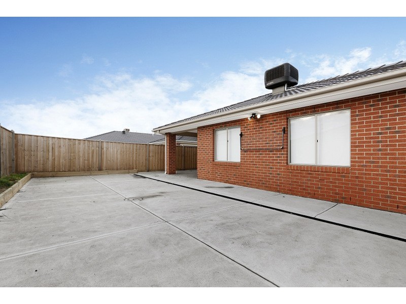 15 Maeve Circuit, Cranbourne East VIC 3977