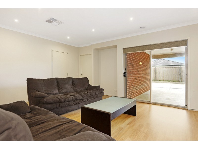 15 Maeve Circuit, Cranbourne East VIC 3977