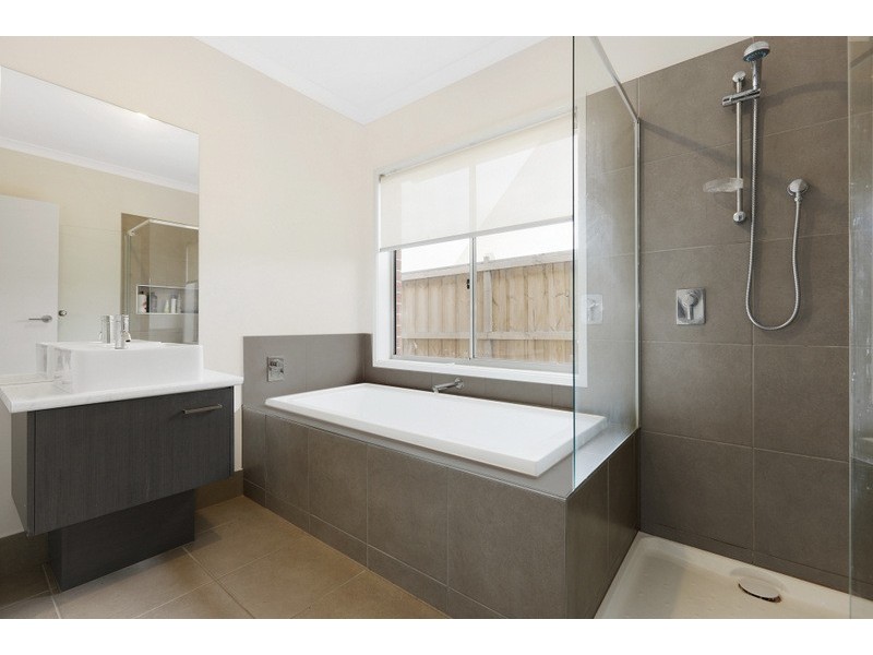 15 Maeve Circuit, Cranbourne East VIC 3977