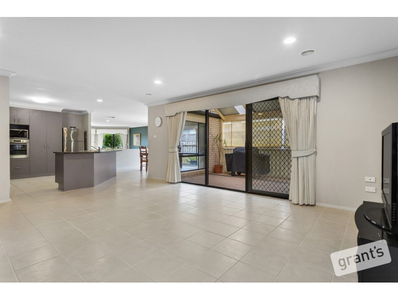16 Castle Court, Beaconsfield VIC 3807