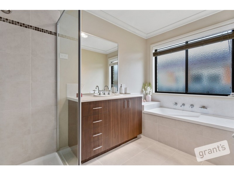 16 Castle Court, Beaconsfield VIC 3807