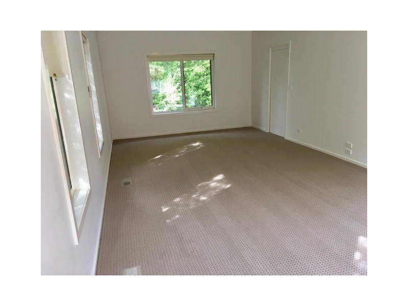 2/17 Outlook Drive, Berwick VIC 3806