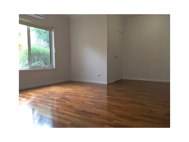 2/17 Outlook Drive, Berwick VIC 3806