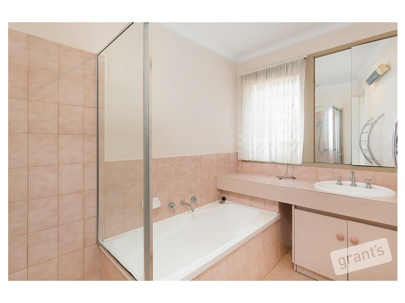 2 Heard Close, Berwick VIC 3806