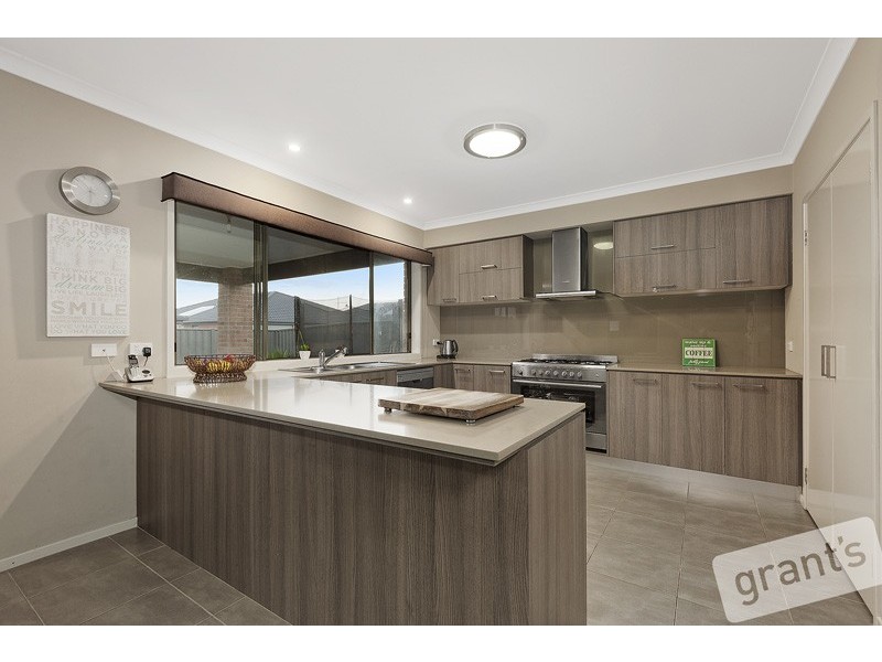 8 Perry Circuit, Cranbourne North VIC 3977