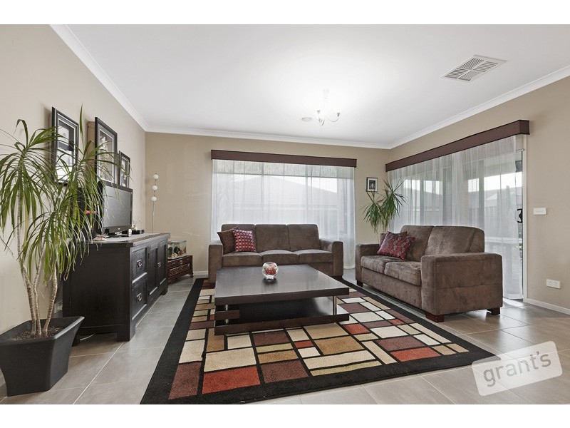 8 Perry Circuit, Cranbourne North VIC 3977