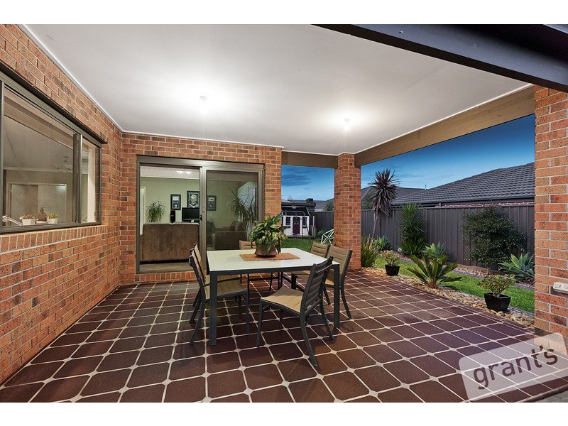 8 Perry Circuit, Cranbourne North VIC 3977