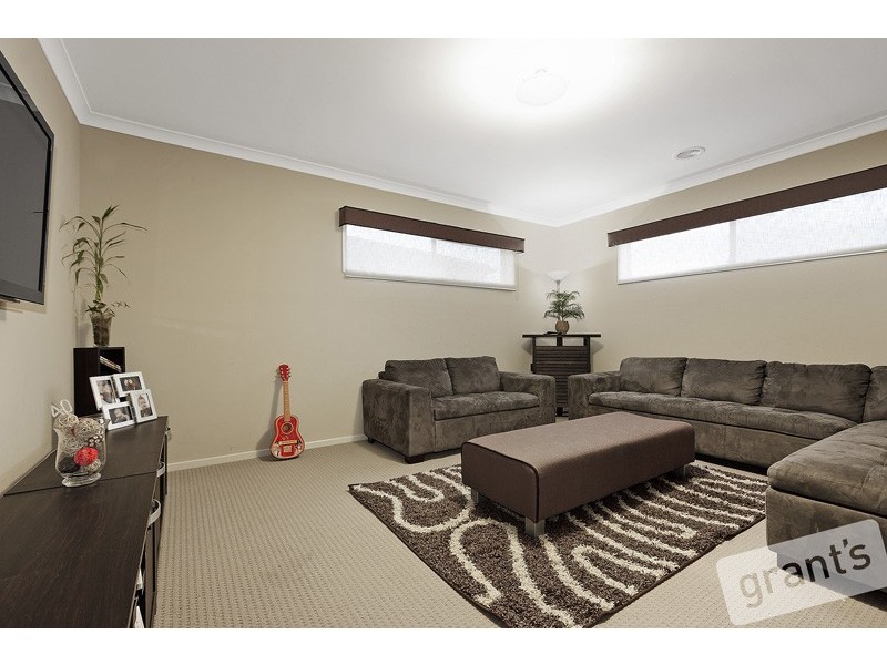 8 Perry Circuit, Cranbourne North VIC 3977