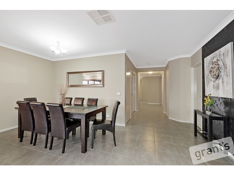 8 Perry Circuit, Cranbourne North VIC 3977