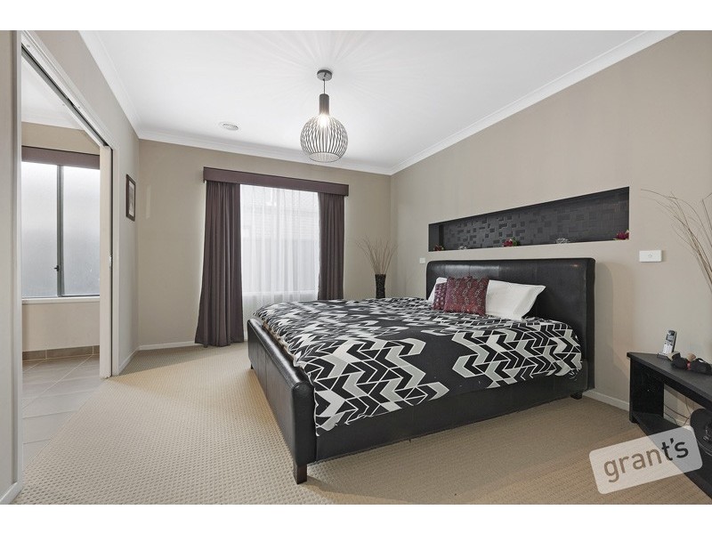 8 Perry Circuit, Cranbourne North VIC 3977