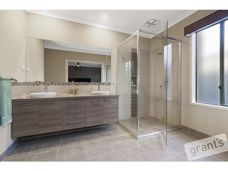 8 Perry Circuit, Cranbourne North VIC 3977