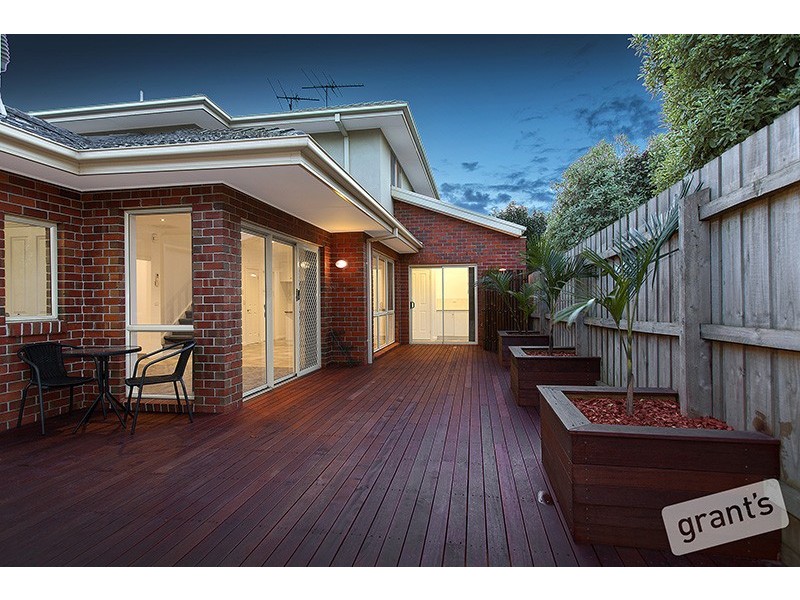 2/56 Gloucester Avenue, Berwick VIC 3806