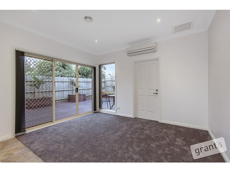 2/56 Gloucester Avenue, Berwick VIC 3806