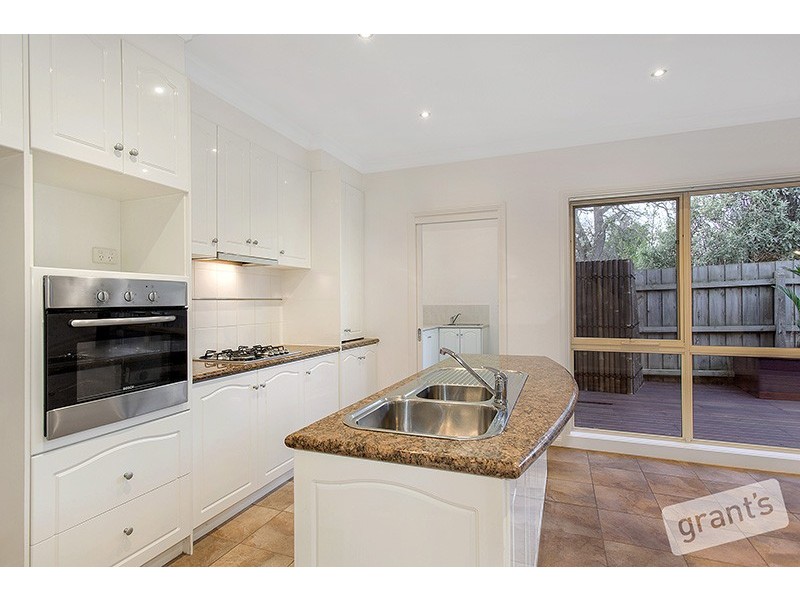 2/56 Gloucester Avenue, Berwick VIC 3806