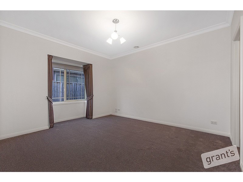 2/56 Gloucester Avenue, Berwick VIC 3806