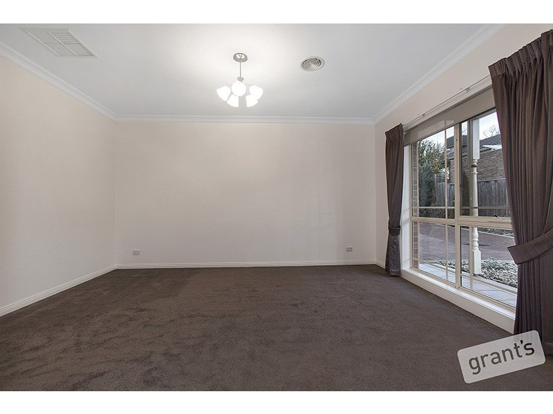 2/56 Gloucester Avenue, Berwick VIC 3806