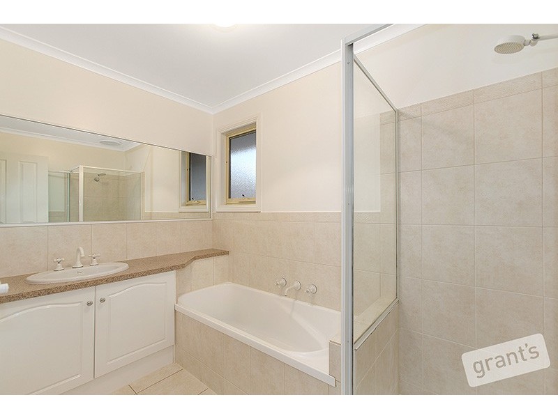 2/56 Gloucester Avenue, Berwick VIC 3806