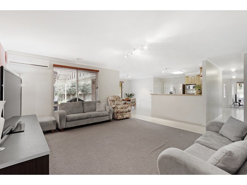 6 St Annes Crescent, Berwick VIC 3806