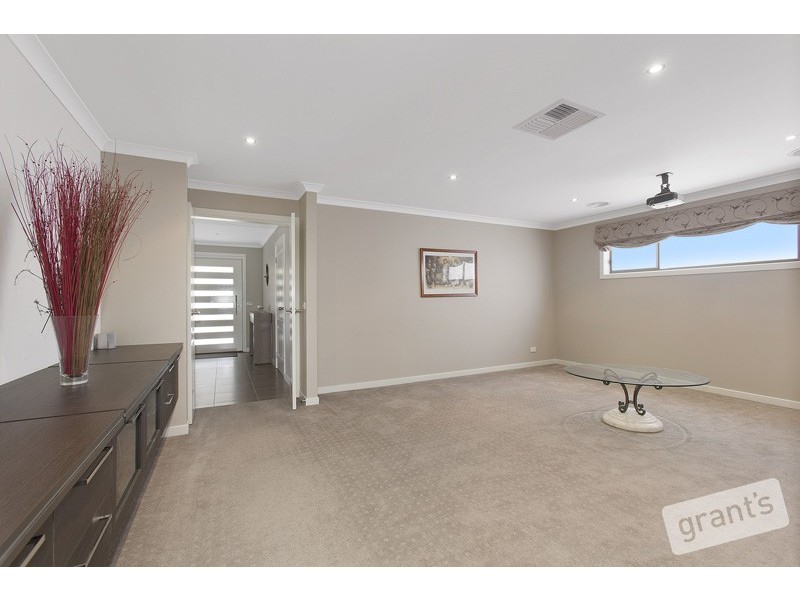 1 Armstrong Street, Cranbourne East VIC 3977
