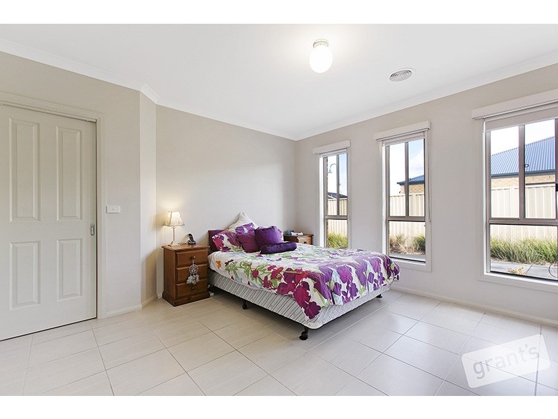 2/10 Azure Court, Pakenham VIC 3810