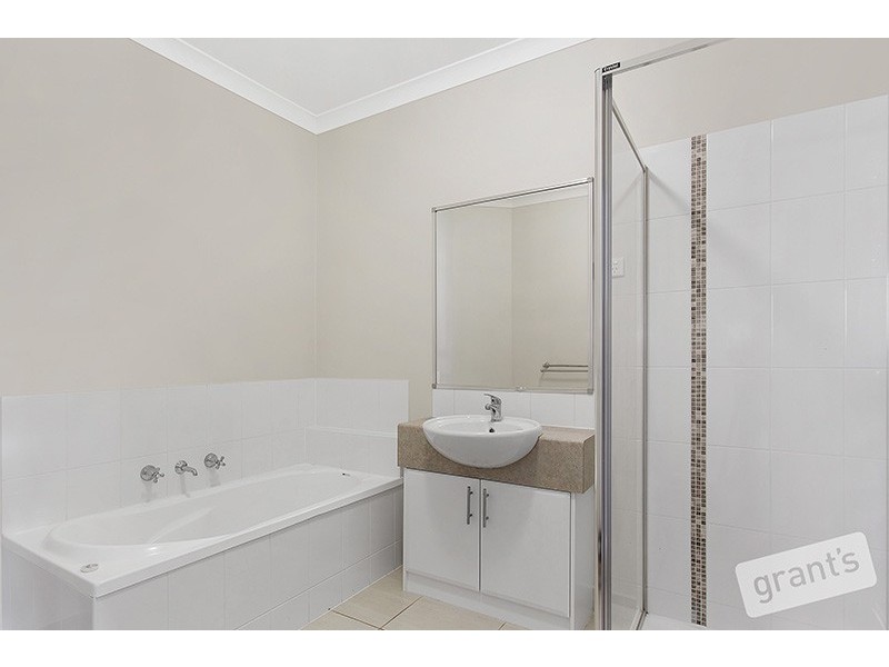 2/10 Azure Court, Pakenham VIC 3810