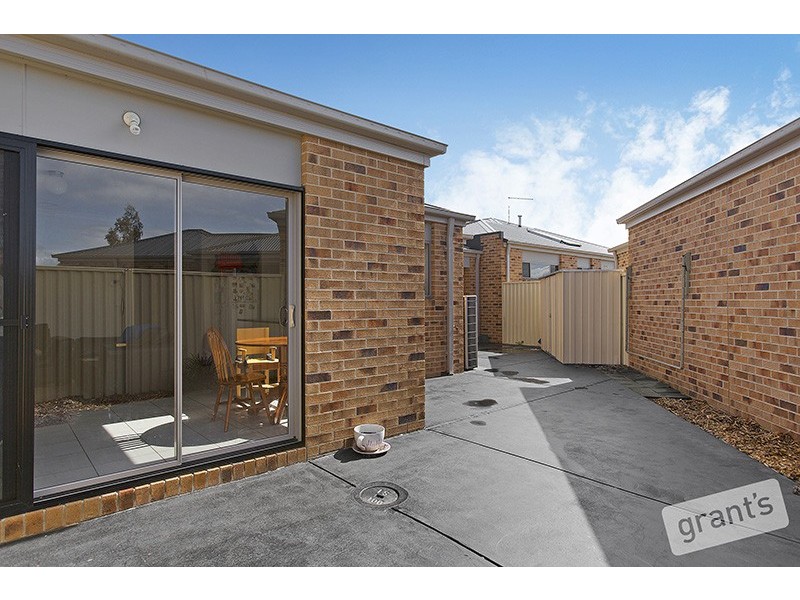 2/10 Azure Court, Pakenham VIC 3810