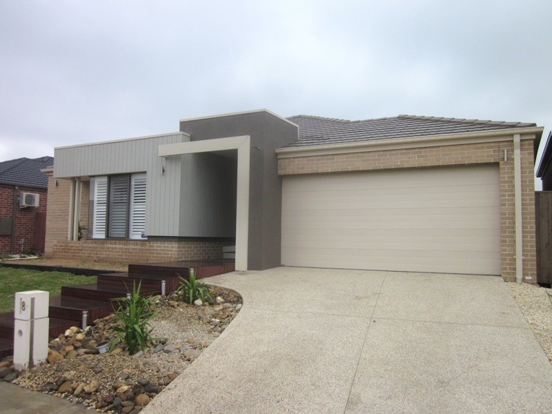 8 Celsius Drive, Cranbourne North VIC 3977