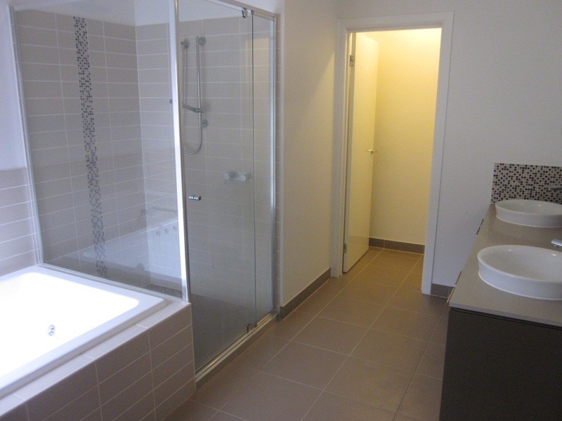 8 Celsius Drive, Cranbourne North VIC 3977