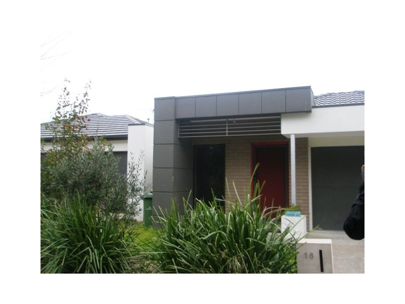 16 Glenvista Road, Pakenham VIC 3810