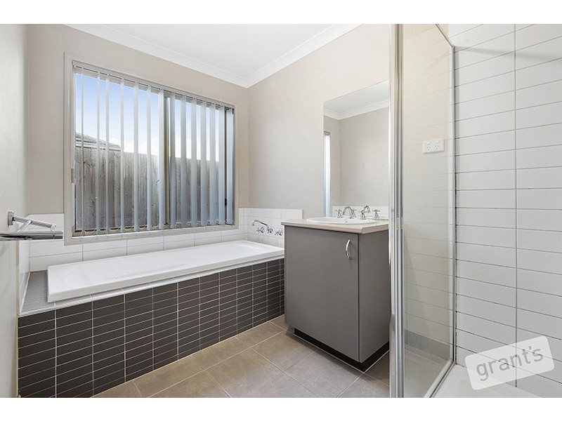 86 Sandalwood Drive, Pakenham VIC 3810