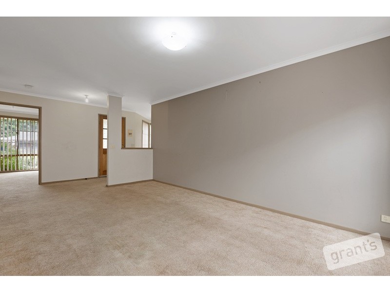 1/37 Collins Crescent, Berwick VIC 3806