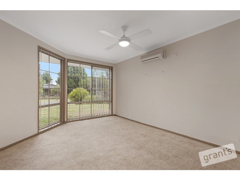 1/37 Collins Crescent, Berwick VIC 3806