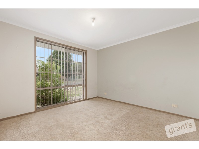 1/37 Collins Crescent, Berwick VIC 3806