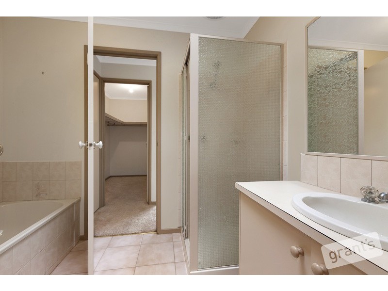 1/37 Collins Crescent, Berwick VIC 3806