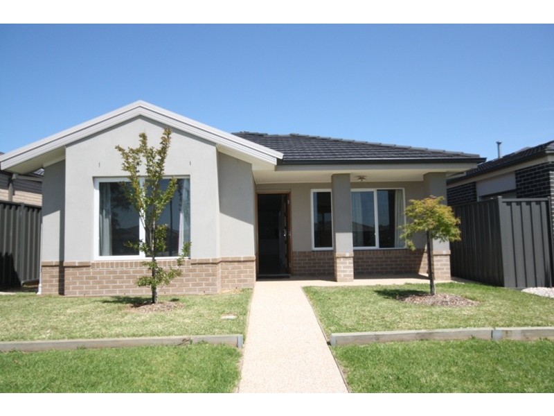 12 Frogmore Lane, Cranbourne North VIC 3977