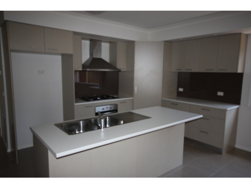 12 Frogmore Lane, Cranbourne North VIC 3977