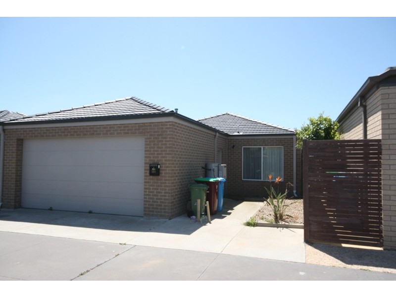 12 Frogmore Lane, Cranbourne North VIC 3977