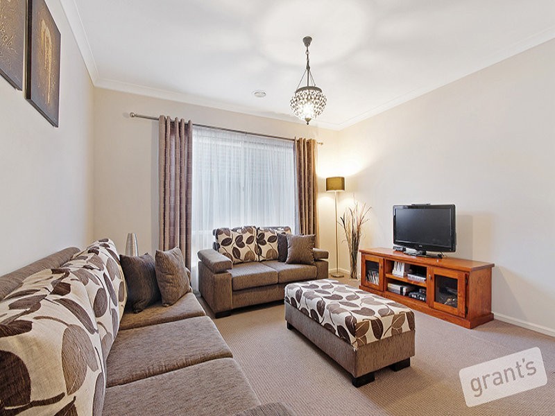 13 Yammerbook Way, Cranbourne East VIC 3977