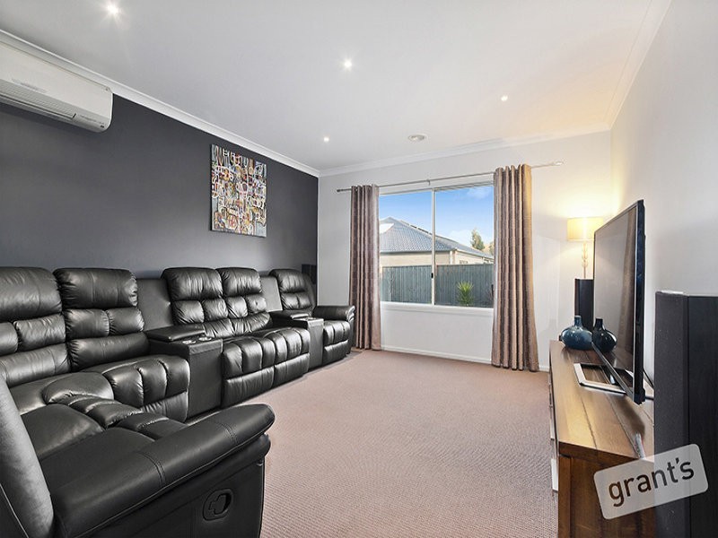 13 Yammerbook Way, Cranbourne East VIC 3977