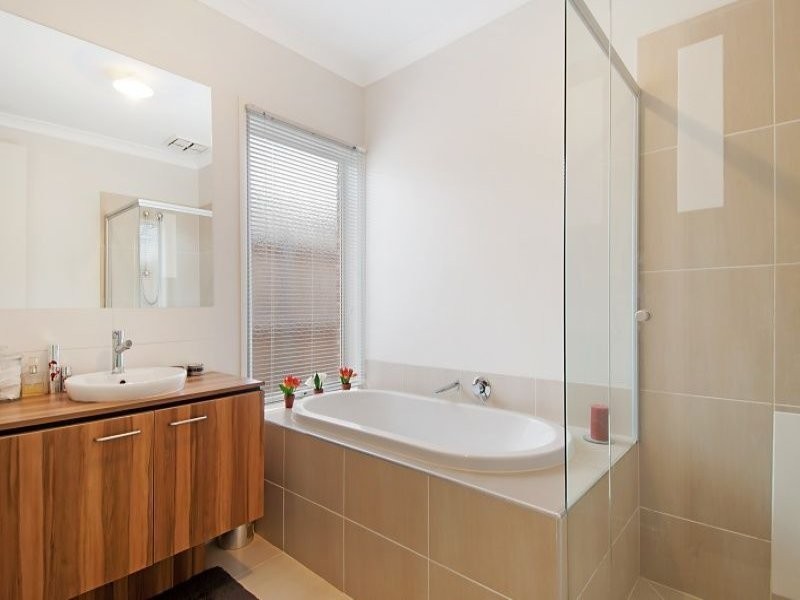 13 Yammerbook Way, Cranbourne East VIC 3977