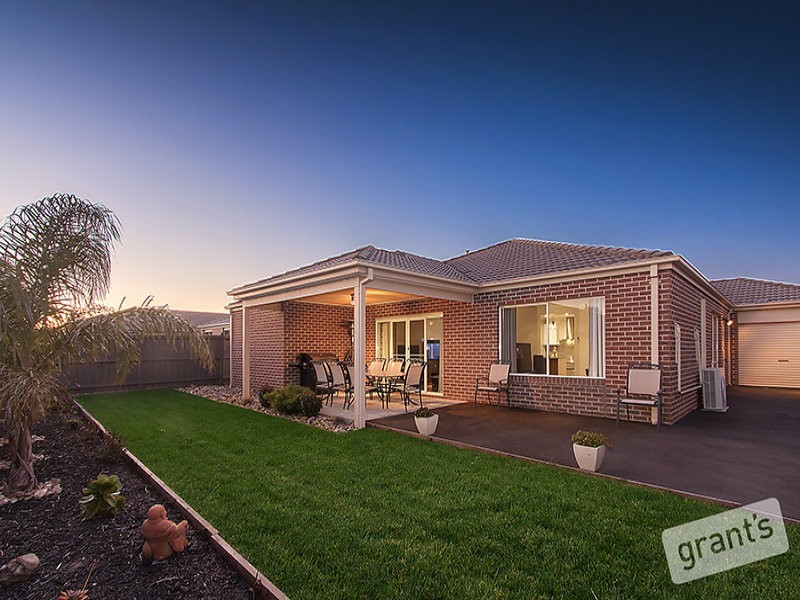13 Yammerbook Way, Cranbourne East VIC 3977