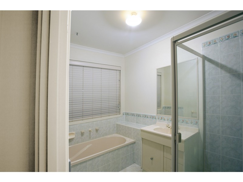 8 Canterbury Cose, Narre Warren VIC 3805