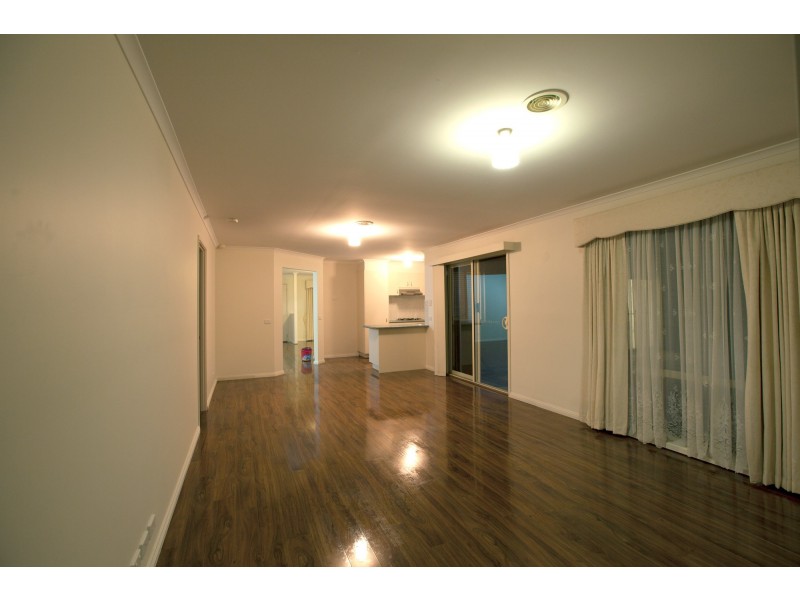 8 Canterbury Cose, Narre Warren VIC 3805