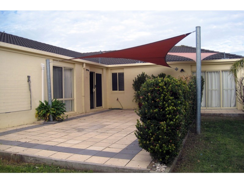 8 Canterbury Cose, Narre Warren VIC 3805