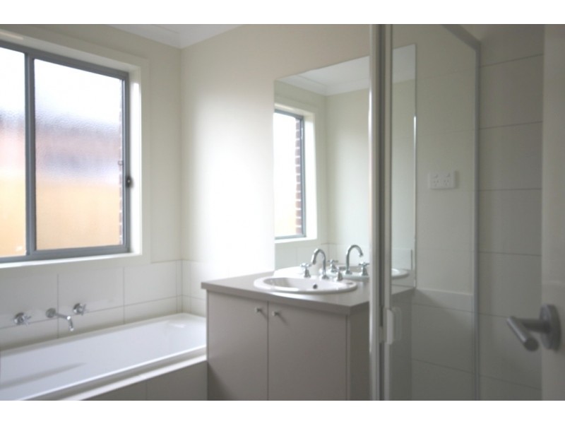 11 Hampshire Street, Officer VIC 3809