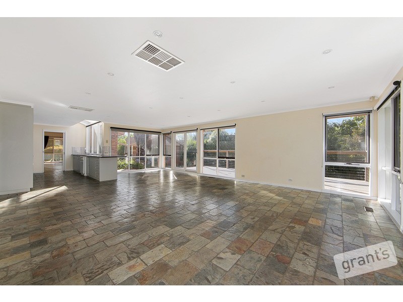 24 Royston Avenue, Berwick VIC 3806