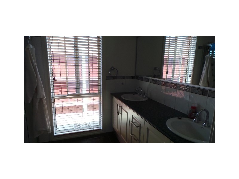 8 Cashmere Crescent, Berwick VIC 3806