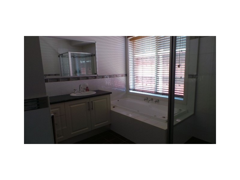 8 Cashmere Crescent, Berwick VIC 3806