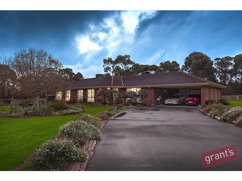 2 Oaktree Drive, Pakenham VIC 3810