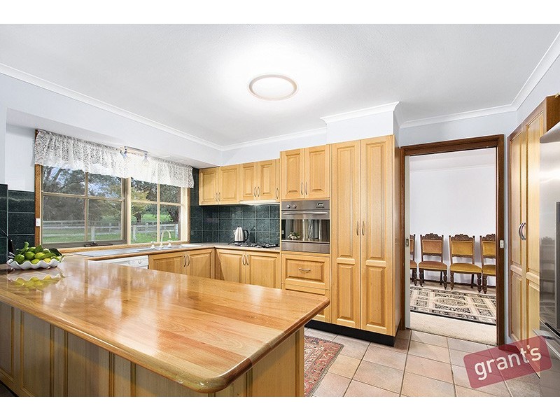 2 Oaktree Drive, Pakenham VIC 3810